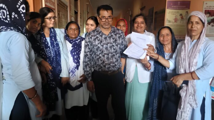 329 एएनएम संघ राजस्थान ज्ञापन सौंपते हुए