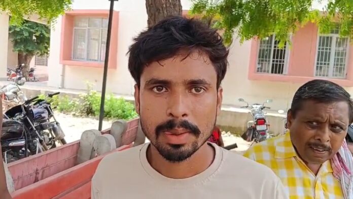 बच्चे का परिजन दर्दनाक हादसे की जानकारी देता हुआ