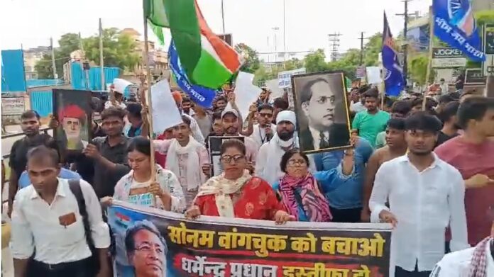 सोनम वांगचुक के समर्थन में युवाओं की रैली