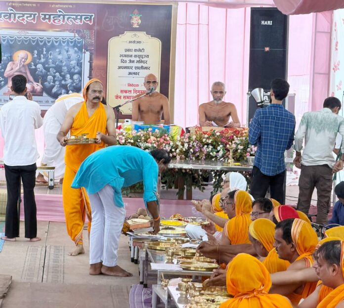 342 विद्यासागर महाराज के दीक्षा दिवस पर प्रवचन देते मुनि सौम्य सागर महाराज