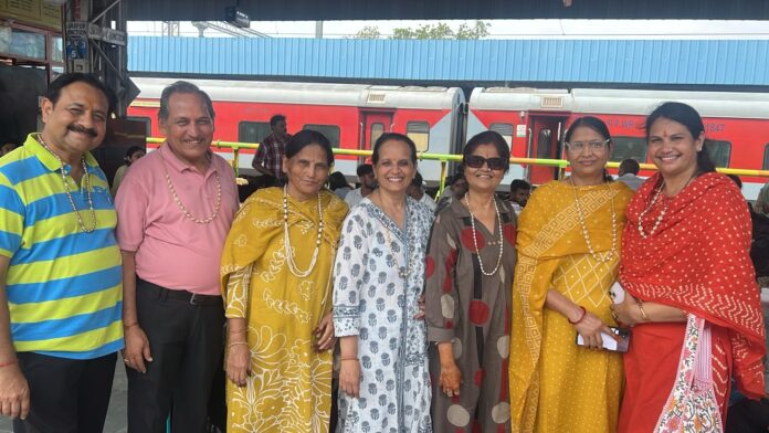 344 अष्टान्हिका महापर्व पर जयपुर से सम्मेद शिखरजी के लिए रवाना