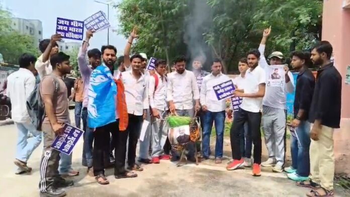 374 छात्रों ने प्रदर्शन कर अपना विरोध दर्ज कराया