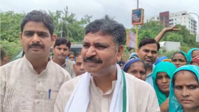 धरनास्थल पर आशा सहयोगिनियों ने टीकाराम जूली को बताई समस्या
