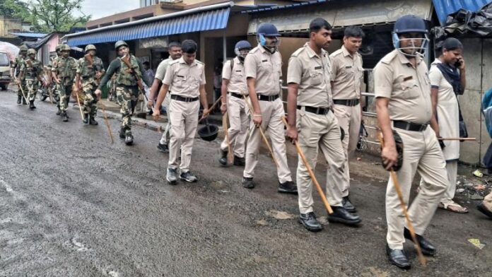 Police-keep-a-vigil-in-Baruipur.jpg