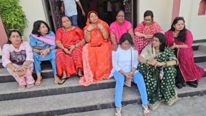 विरोध करती महिलाएं