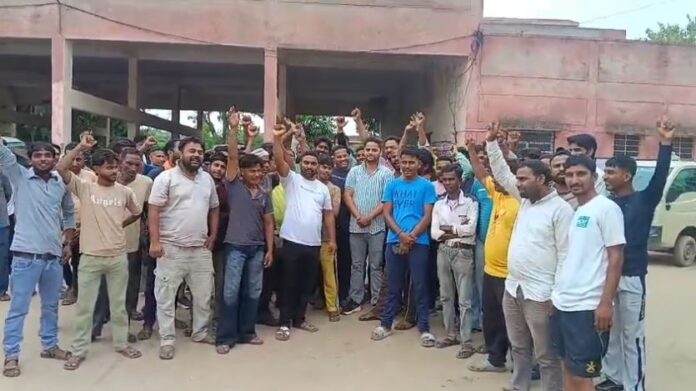 2284 हड़ताल पर बैठे सफाई कर्मचारी