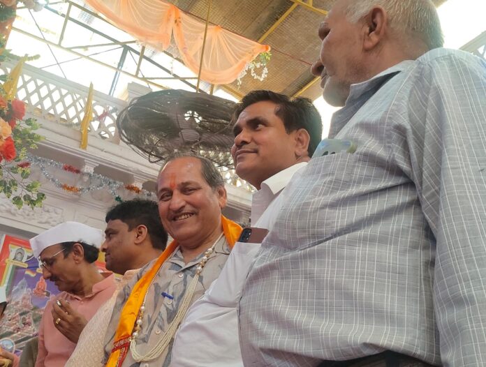 मंगल कलश स्थापना के अवसर पर उपस्थित श्रद्धालु