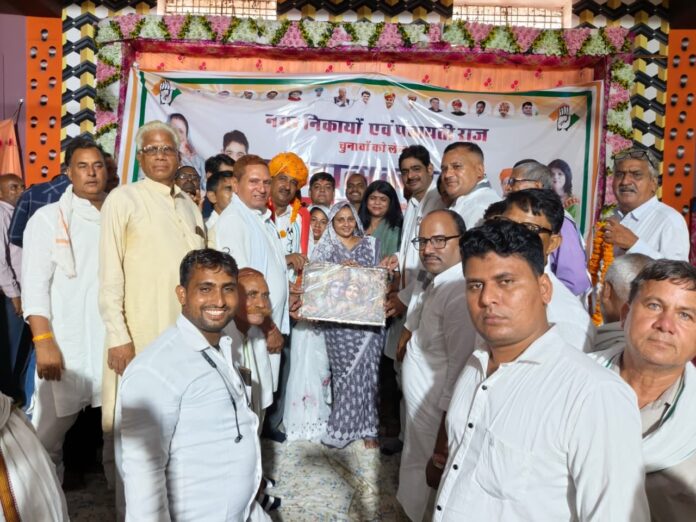 संगठनात्मक बैठक में मौजूद पार्टी पदाधिकारी और कार्यकर्ता