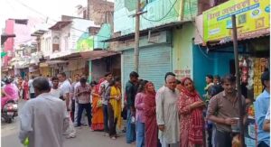 श्रद्धालुओं की लंबी कतारें