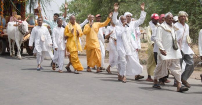 2334 गोवर्धन पदयात्रा श्रद्धालुओं में उत्साह