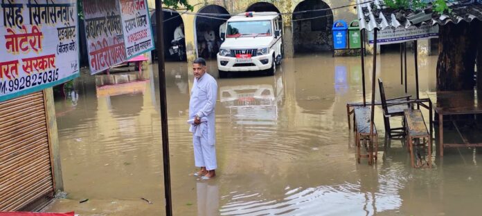 कठूमर में मूसलाधार बारिश तहसील परिसर में भरा बारिश का पानी