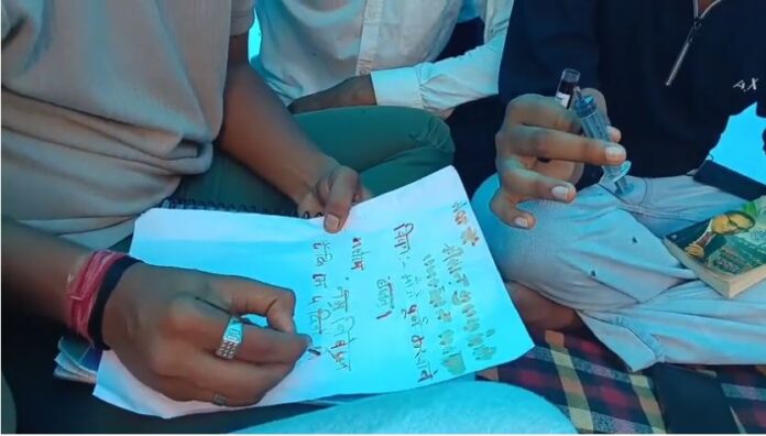2341 खून से पत्र लिखते छात्र