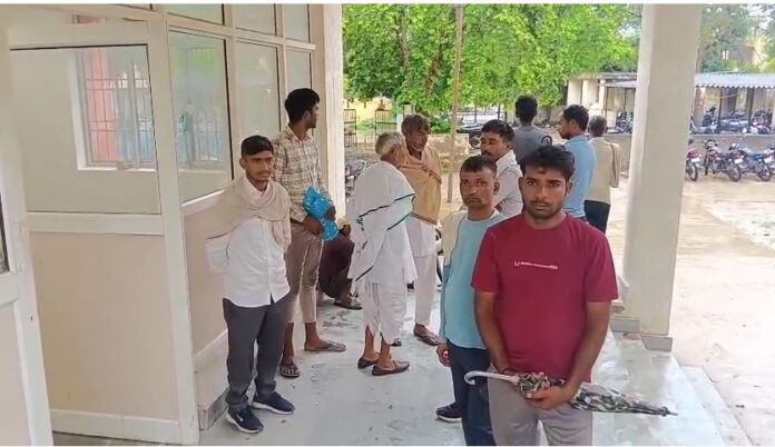 अस्पताल परिसर में मौजूद परिजन