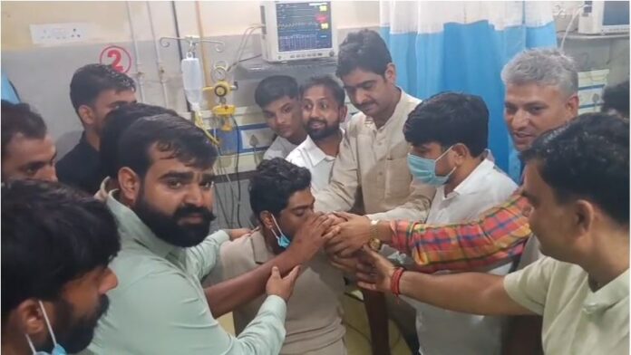 2344 भूख हड़ताल समाप्त करवाते कांग्रेस नेता और अन्य लोग