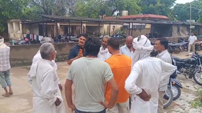 2345 सड़क हादसे के बाद घटनास्थल पर मौजूद लोग