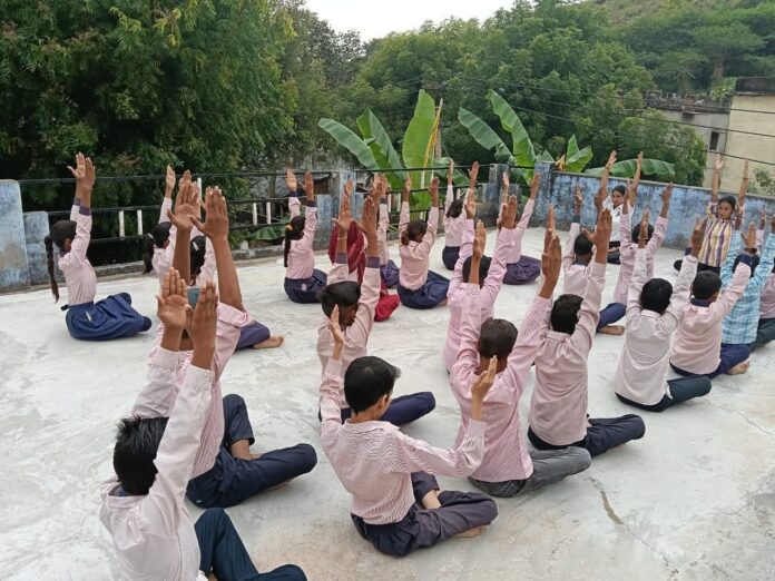 2389 लक्ष्मणगढ़ विद्यालय में योग सत्र