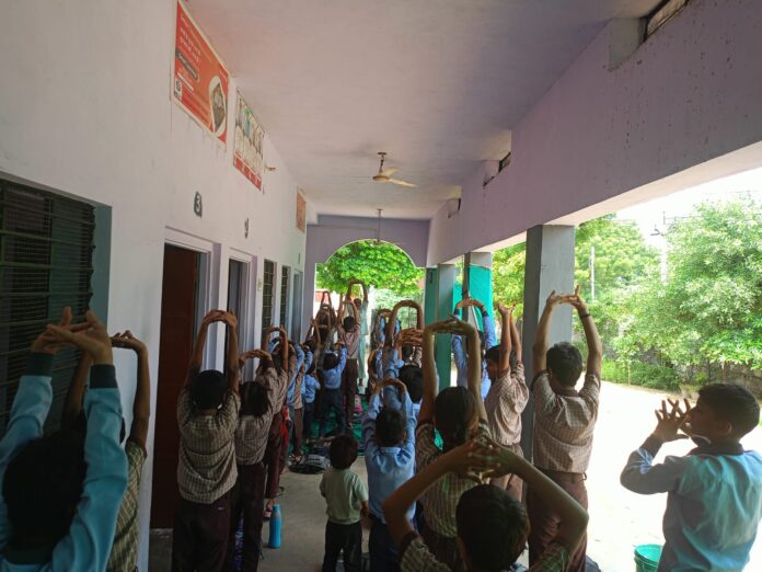 2418 योगाभ्यास कराते योगाचार्य केदार नाथ शर्मा
