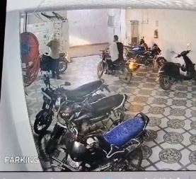 2441 पार्किंग से बाइक चोरी