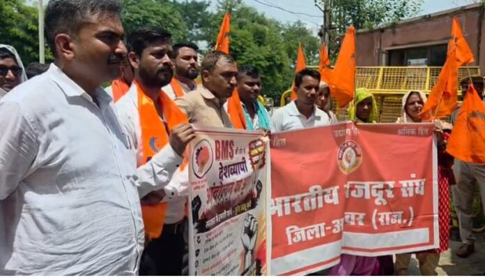कर्मचारियों का प्रदर्शन