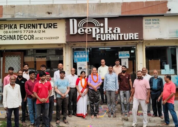 स्वतंत्रता दिवस पर तिरंगा फहराते अतिथिगण एवं उपस्थित समाजबंधु