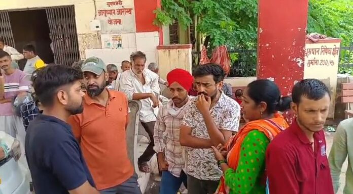 अलवर महिला अस्पताल में महिला के परिजन
