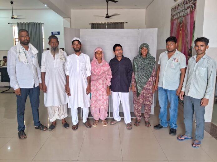2479 खोया हुआ भाई बबलू परिजनों के साथ