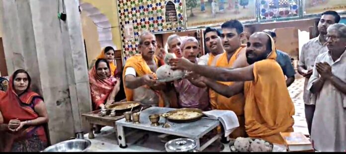 कठूमर जैन मंदिर मोक्ष कल्याणक पर चढ़ाए 5-5 किलो के निर्वाण लड्डू