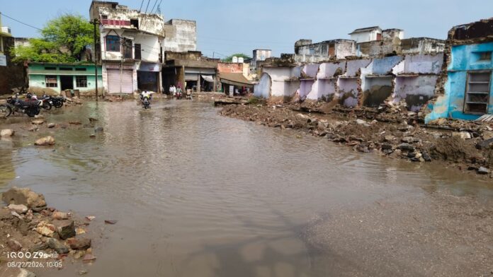 2524 लक्ष्मणगढ़ में बारिश से जलभराव