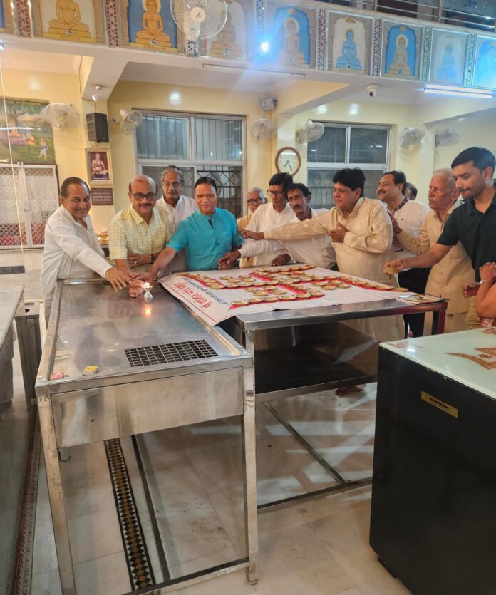 दीप अर्चना करते श्रद्धालु