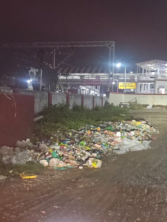 खैरथल रेलवे स्टेशन के बाहर पसरा कचरा