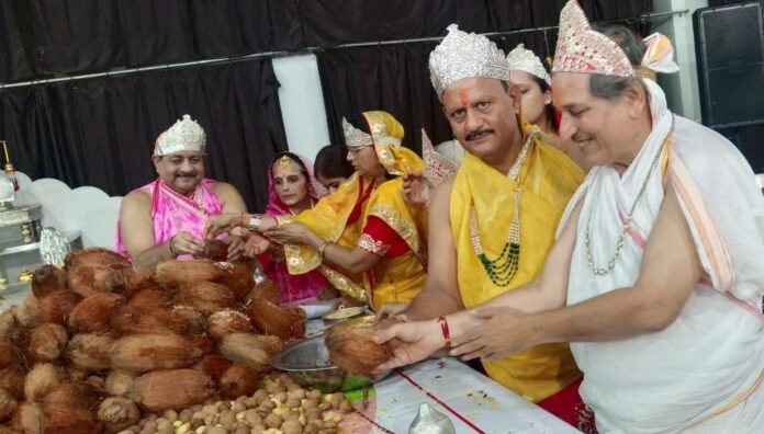 रक्षाबंधन महापर्व पर पूजा-अर्चना करते श्रद्धालु