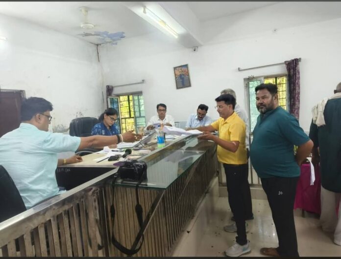 समर्थकों के साथ नामांकन पत्र दाखिल करते उम्मीदवार
