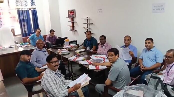 2582 नगर निकाय चुनाव नामांकन जाँच करते अधिकारी
