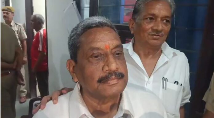 भाजपा प्रत्याशियों के सिंबल जमा करने पहुंचे जिला अध्यक्ष अशोक गुप्ता