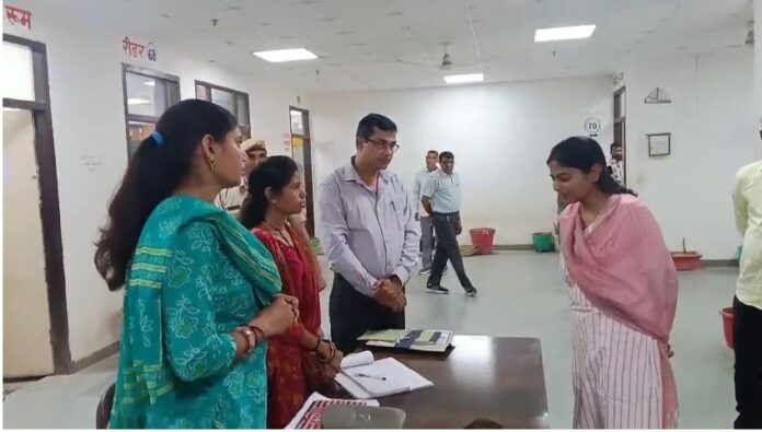 2596 नामांकन प्रक्रिया निरीक्षण करती जिला कलेक्टर डॉ. आर्तिका शुक्ला