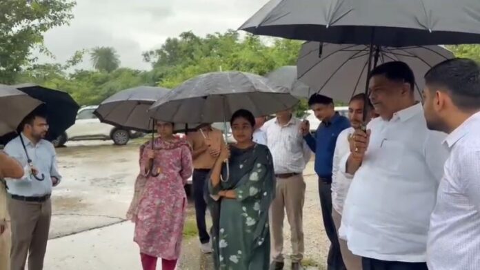 387 सरस डेयरी मैदान में तैयारियों की समीक्षा करते मंत्री संजय शर्मा एवं प्रशासनिक अधिकारी