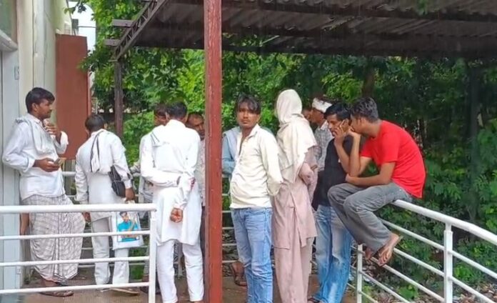 389 मृतक के परिजन