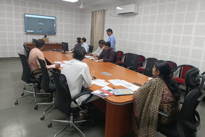 448 डॉ. आर्तिका शुक्ला की मौजूदगी में चुनावी प्रक्रिया रेंडमाइजेशन