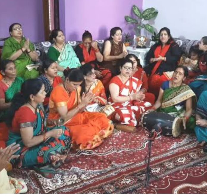 सावन के अंतिम सोमवार महिलाओं का भजन-सत्संग