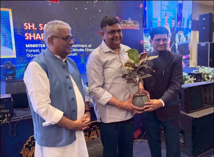 केंद्रीय मंत्री भूपेंद्र यादव व संजय शर्मा का स्वागत करते सीबा के चेयरमैन बाबू झालानी