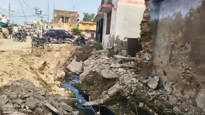 खतरनाक गड्ढे को भरवाता प्रशासन