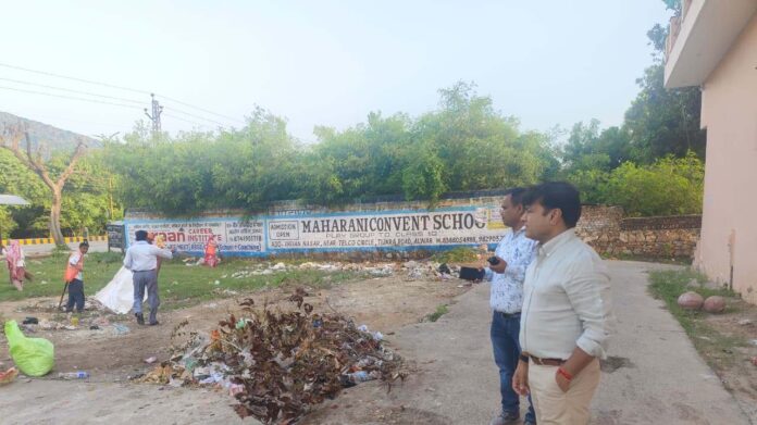 स्वच्छता कार्यों का निरीक्षण करते नगर निगम आयुक्त