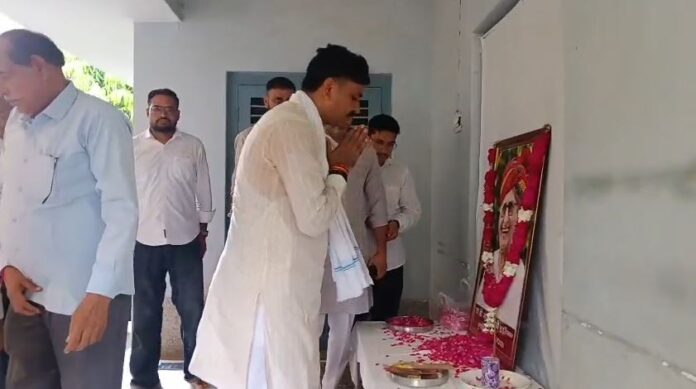 महेंद्र शास्त्री को श्रद्धांजलि देते टीकाराम जूली