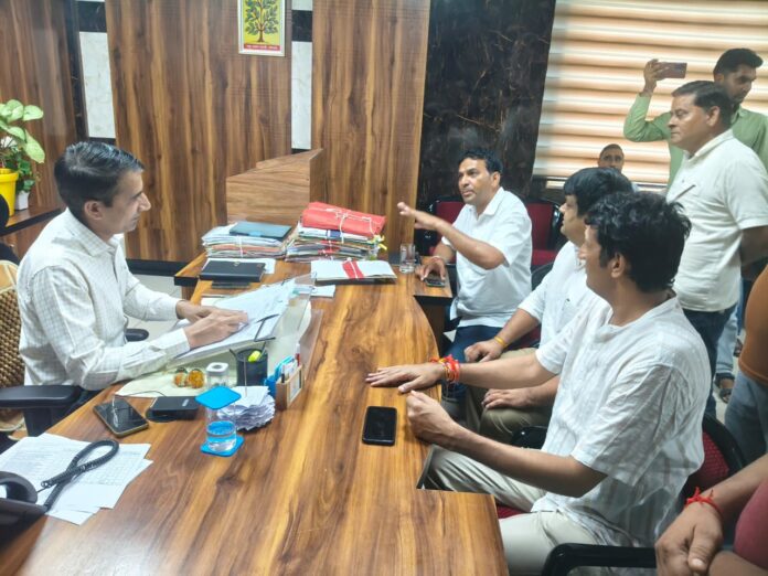 2626 BLO एवं बूथ स्थल में बदलाव को लेकर जिला निर्वाचन अधिकारी को ज्ञापन