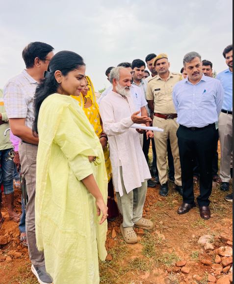 धीरोड़ा गौशाला में पौधारोपण करते प्रभारी सचिव रवि जैन, कलेक्टर आर्तिक शुक्ला एवं अन्य