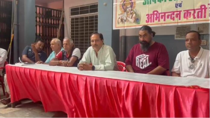 शोभायात्रा एवं कलश यात्रा की जानकारी देते यादव सभा शहर के पदाधिकारी