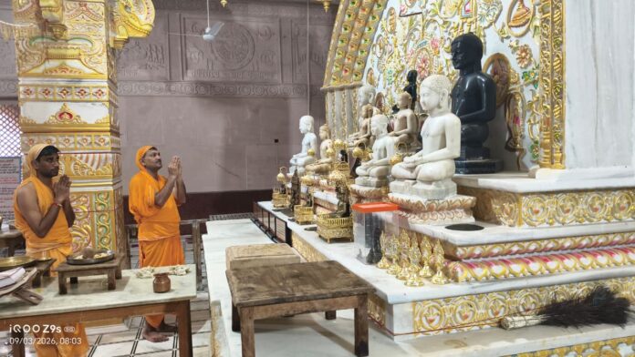 2632 गर्भ कल्याणक के अवसर पर पूजा-अर्चना एवं शांतिधारा करते श्रद्धालु