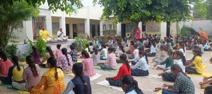 2634 विद्यालय में योगाभ्यास करते विद्यार्थी