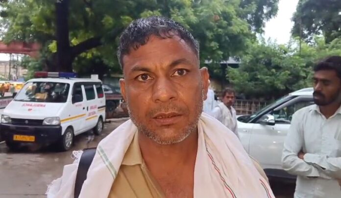 बालाजी दर्शन से लौटते समय मौत की जानकारी देता परिचालक