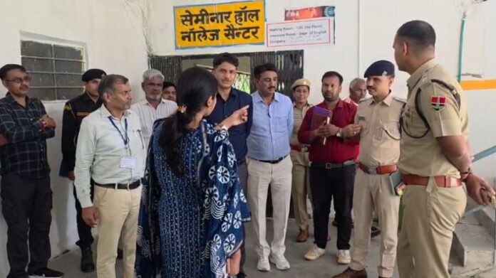 मतदान दल रवानगी स्थल पर आर्तिका शुक्ला